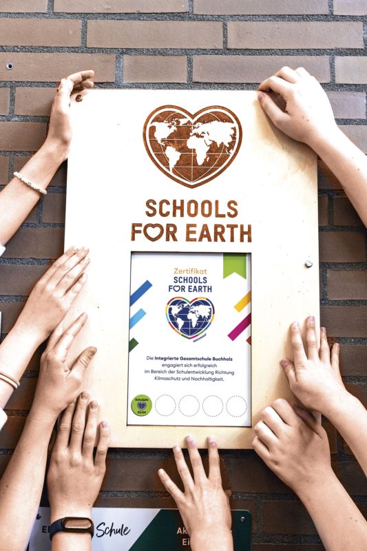 Die Auszeichnung mit der Zertifizierungsplakette des „Schools for Earth“-Schullabels ruft große Freude hervor – an der integrierten Gesamtschule Buchholz ebenso wie am Kranich-Gymnasium in Salzgitter