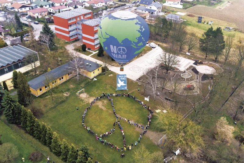 200 Kinder aus Oberdorla ließen im März 2022 einen Heißluftballon mit Friedenstaube starten