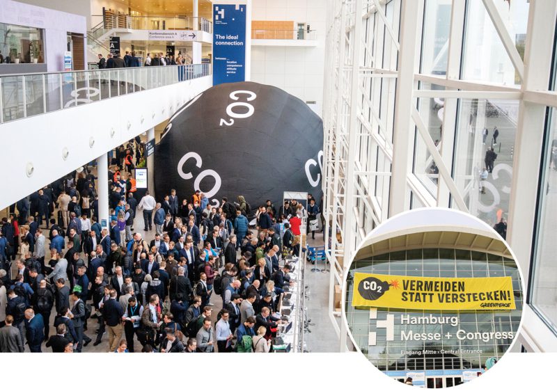 Mit Plakat und aufblasbarer CO2-Wolke machten Greenpeace-Aktive die Besuchenden der weltgrößten CCS-Messe auf die Risiken der geplanten Endlagerung aufmerksam