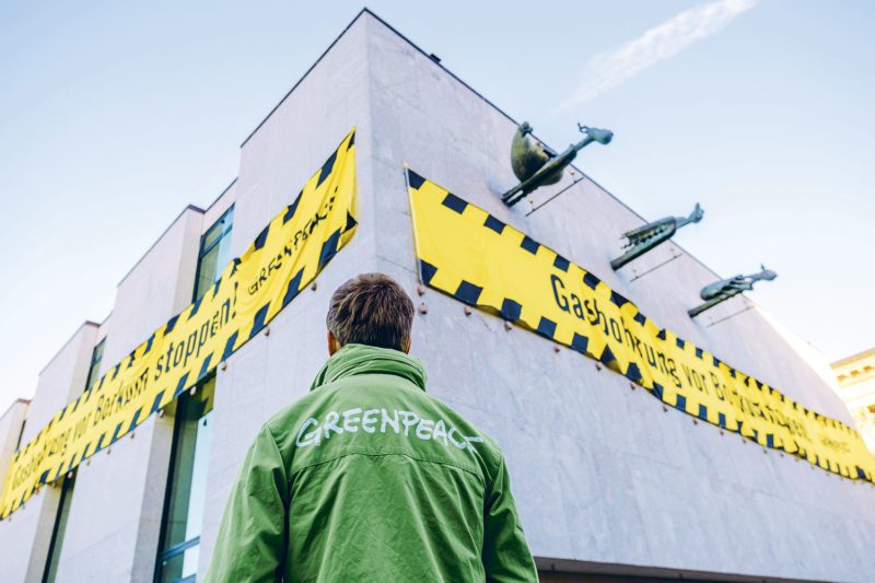 Aktionen mit juristischem Nachspiel: Steineversenken (oben) und Protest am Landtag in Hannover