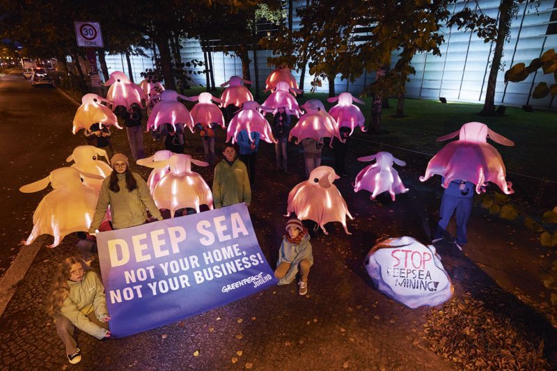 Leuchtende Kraken in Berlin: Protest­aktion von Greenpeace-Jugendlichen vor der norwegischen Botschaft