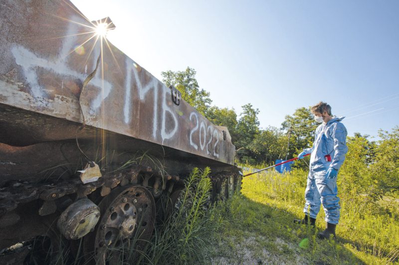 Ein Greenpeace-Mitarbeiter prüft Strahlungswerte