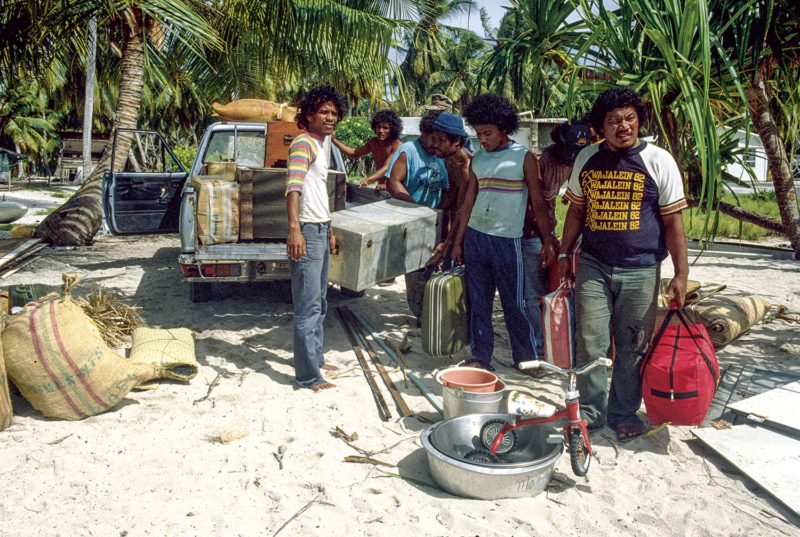 Im Mai 1985 verlassen Einwohner:innen des Rongelap-Atolls ihre Heimat erneut, diesmal mit Hilfe von Greenpeace