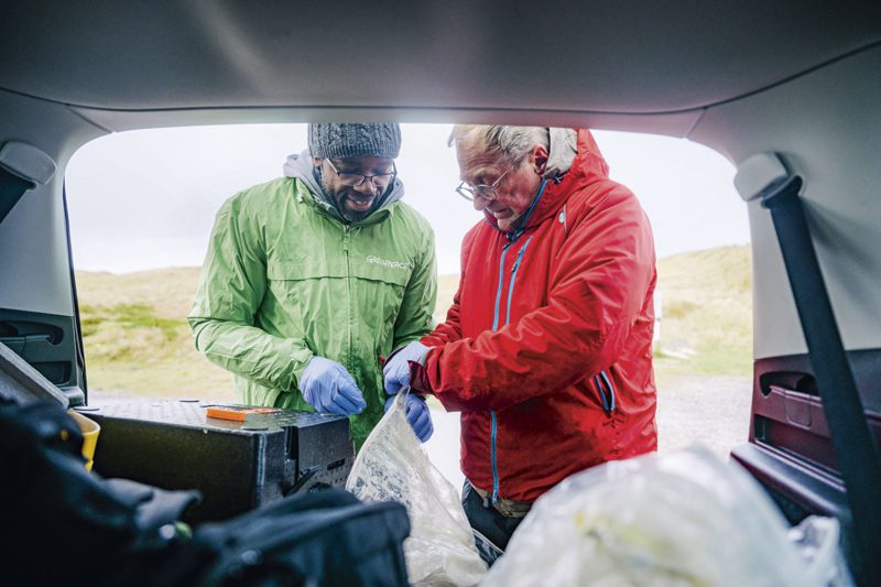 Julios Kontchou (links) und Greenpeace-Chemieexperte Manfred Santen bei der Probennahme auf Sylt