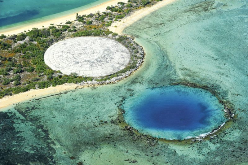 Im Runit-Dome (links) sollte der Atommüll nur vorübergehend gelagert werden. Daneben ein weiterer Bombenkrater