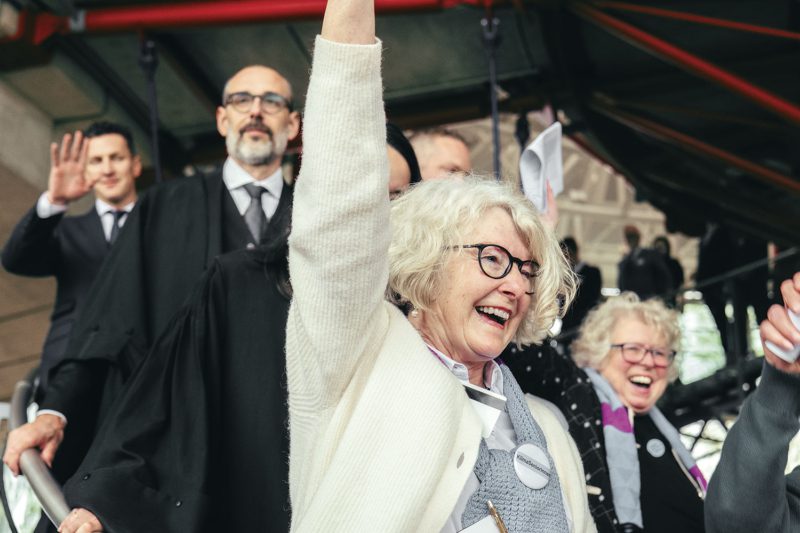 Erfolg! Dank einer Klage der Klimaseniorinnen (im Bild Oda Müller) ist seit 2024 richterlich festgestellt: Klimaschutz ist für die Schweiz Staatspflicht.