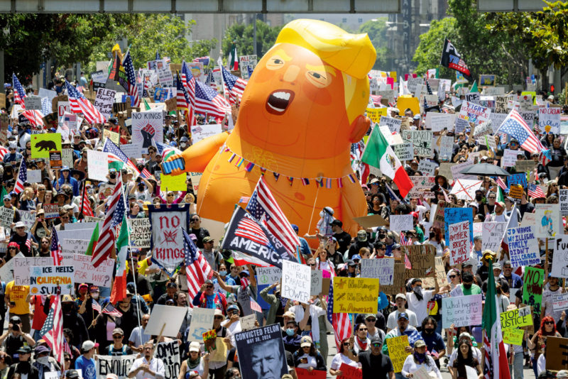 Am 14. Juni protestierten in den USA Hunderttausende gegen die Trump-Regierung, so wie hier in Los Angeles.