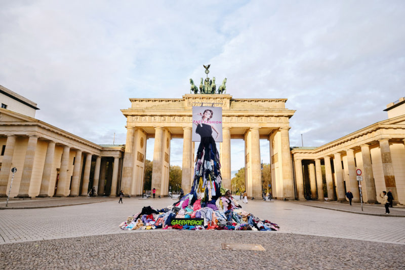 Mit dieser Kunstinstallation aus Altkleidern protestierten Aktive von Greenpeace im Oktober gegen Fast Fashion.