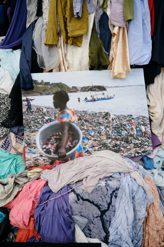 Detail der Installation: Foto von Kleidungsmüll am Strand von Ghana.