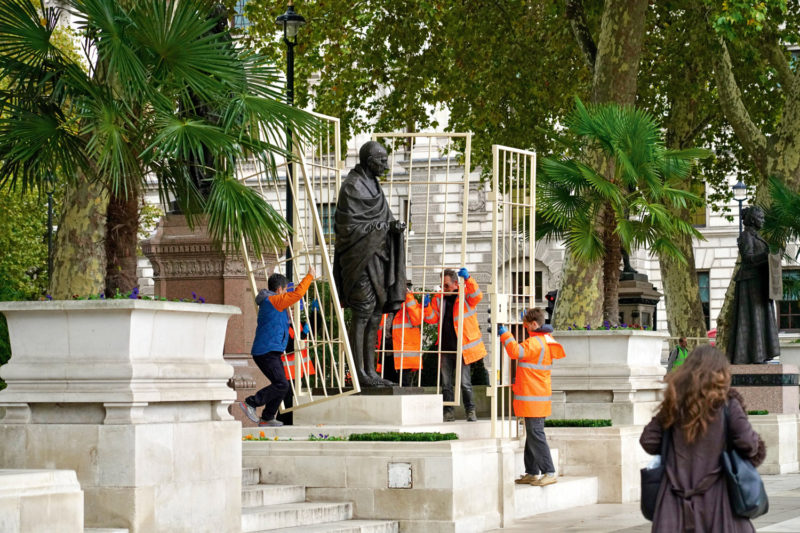 Aktive von Greenpeace sperrten im Oktober in London Statuen von Mahatma Gandhi, Nelson Mandela und anderen ein – ein Protest gegen neue Einschränkungen der Demonstrationsfreiheit.