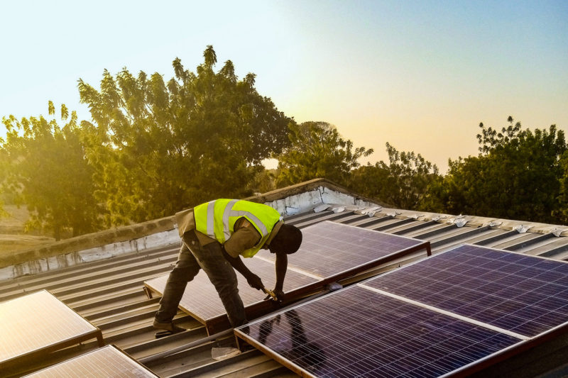 Santé Solaire bildet Menschen vor Ort darin aus, Solartechnik zu installieren und zu warten.
