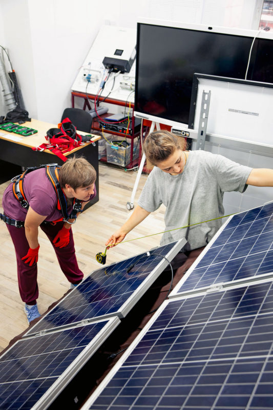 Einsatz für die Zukunft: Ukrainische Frauen werden ausgebildet, damit sie neue Solaranlagen im vom Krieg geplagten Land installieren können.