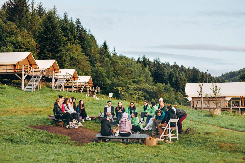 Aufklärungsarbeit: Bei einem Sommercamp verbreiteten Aktive von Greenpeace Ukraine 2025 Wissen über erneuerbare Energien unter Journalist:innen und Medienschaffenden.