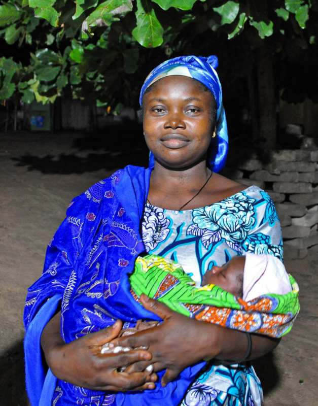 Immaculée Miafo brachte ihr Kind in einem mit Solarstrom versorgten Zentrum zur Welt.