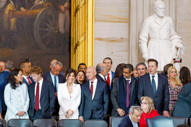 Die Tech-Elite, versammelt zum Kniefall. Bei Donald Trumps Vereidigung im Januar 2025 dabei: Marc Zuckerberg, Jeff Bezos, Sundar Pichai und Elon Musk (erste Reihe von links).