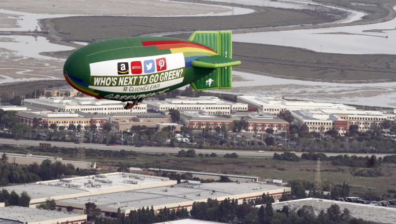Mit einem Zeppelinflug über dem Facebook-Hauptquartier forderten Aktive von Greenpeace USA bereits 2014 Tech-Firmen zu mehr Umweltschutz auf.