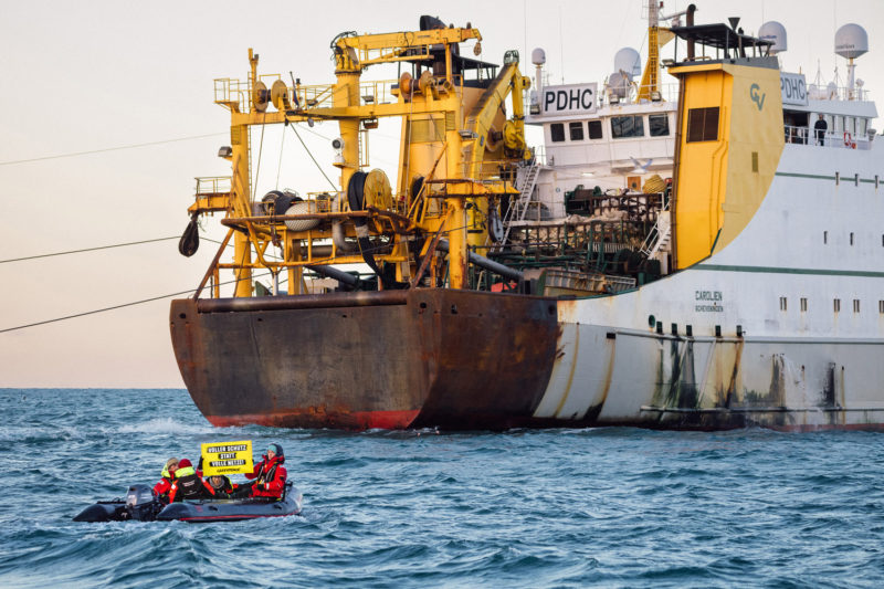 Aktive von Greenpeace protestieren Ende 2024 gegen industriellen Fischfang im Ärmelkanal.