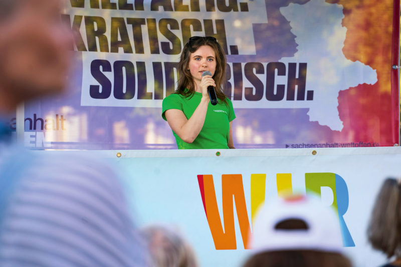 Greenpeace-Mitarbeiterin Jule Vollhardt spricht auf dem Demokratiefestival in Magdeburg.